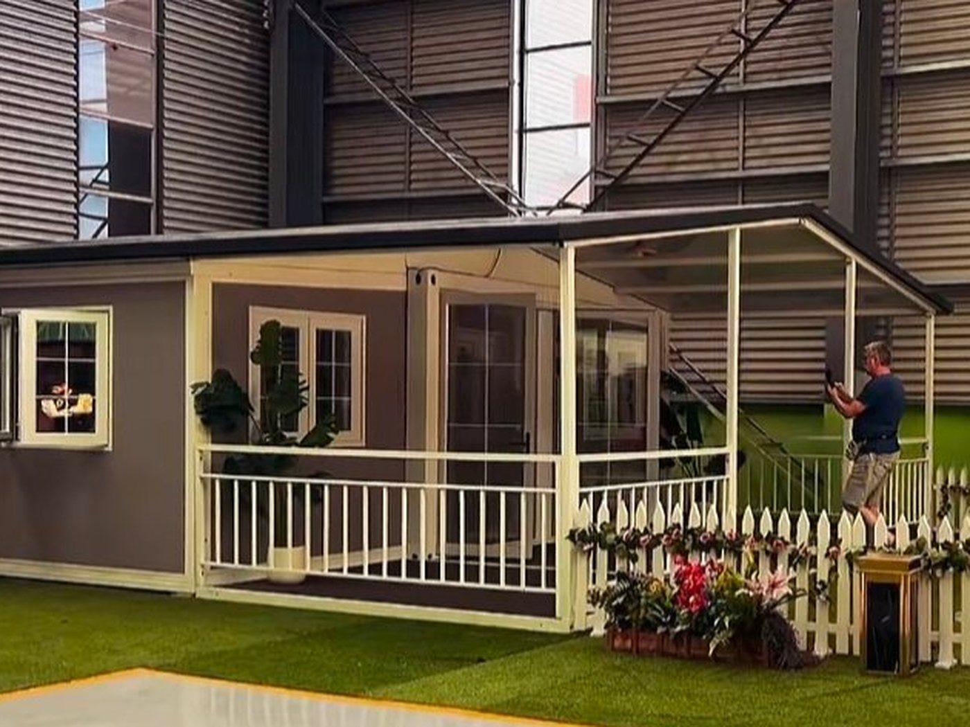 Double-wing expandable container house on site